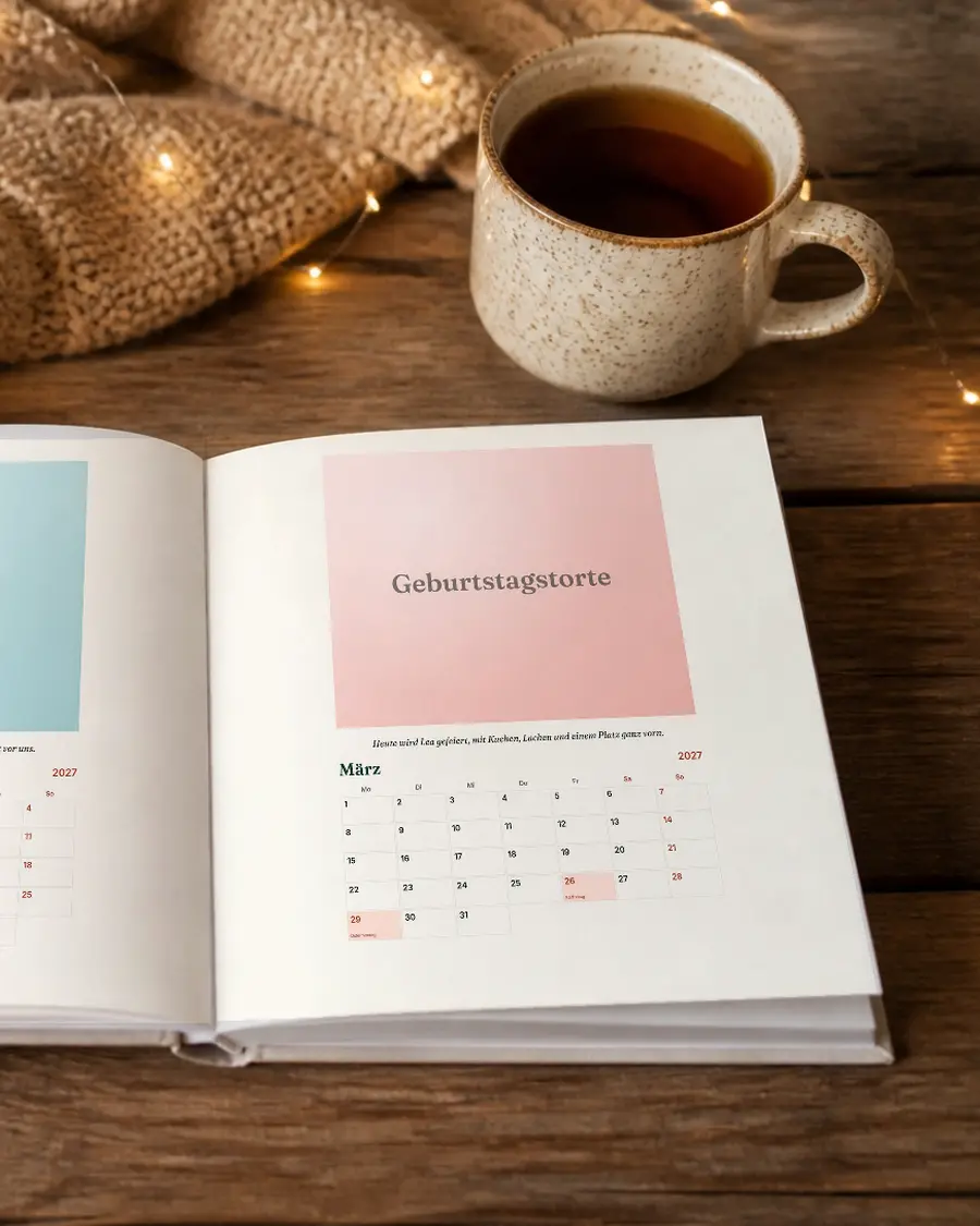 Fotokalender 2027 mit persönlichen Zeilen: echte Seite dieses Geschenks in einem aufgeschlagenen Buch