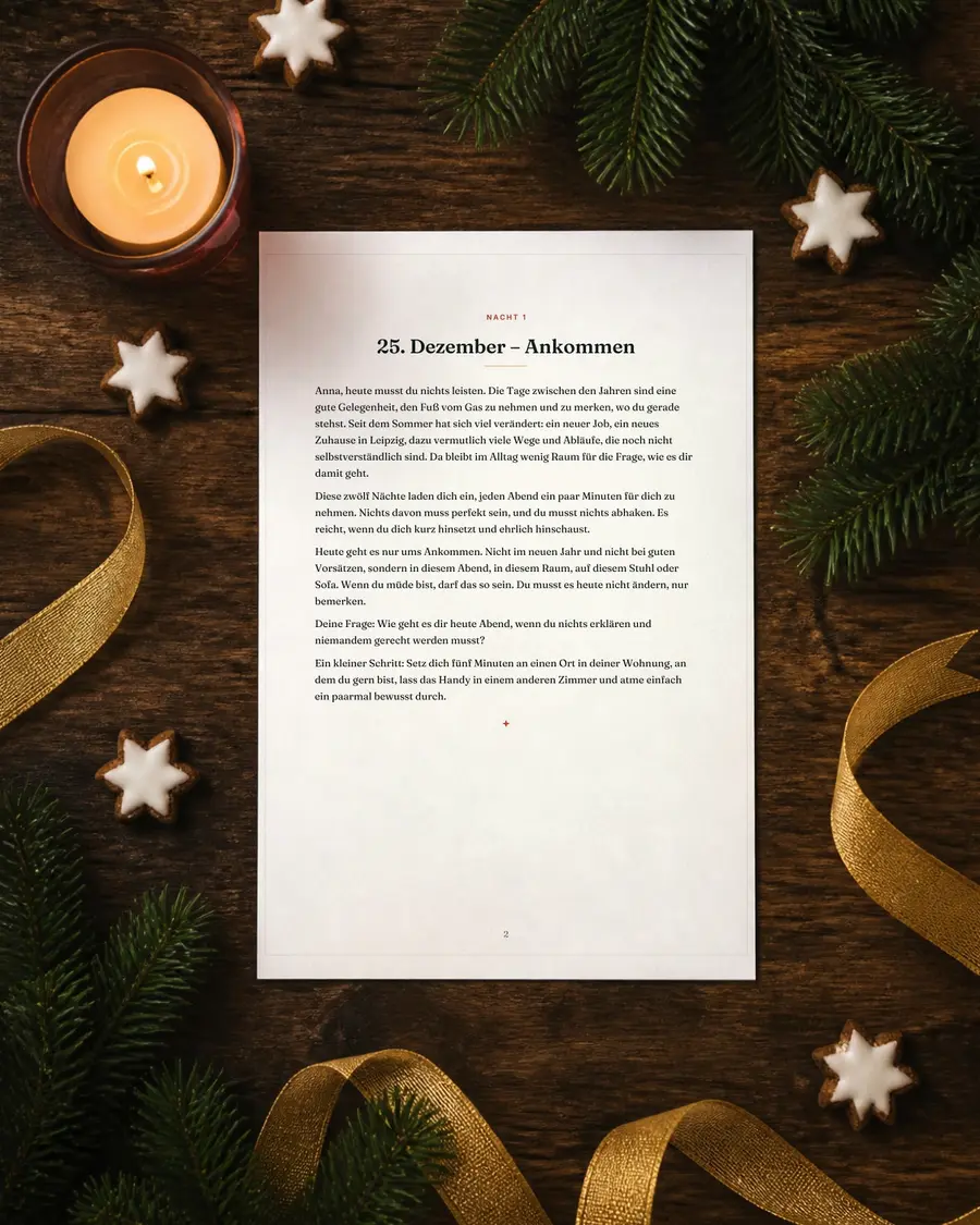 Rauhnächte-Begleiter – zwölf Nächte für dich: echte Seite dieses Geschenks auf einem Blatt Papier auf dem Holztisch